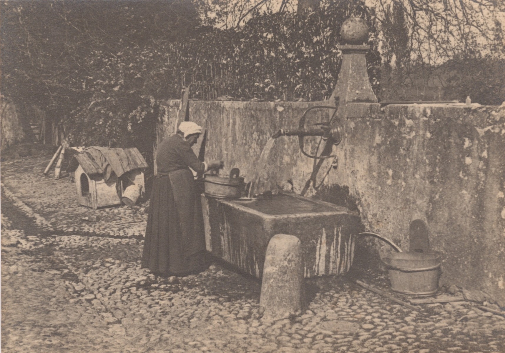 Femme devant la fontaine
