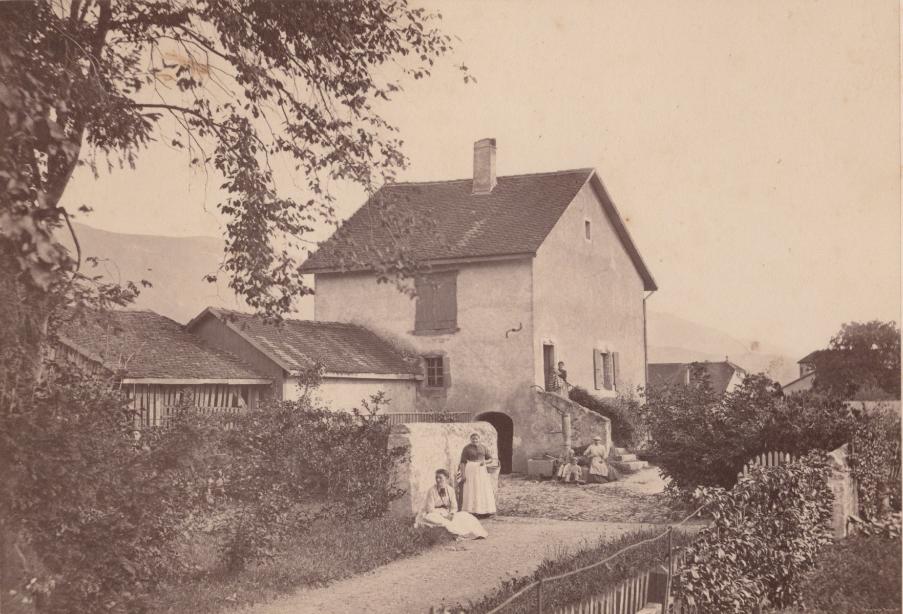 Petite maison et dames