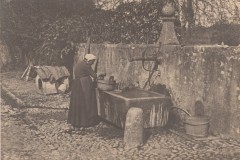 Femme devant la fontaine