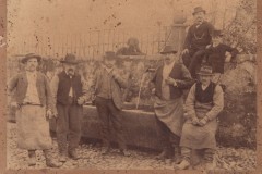 Gabriel et hommes vers la fontaine