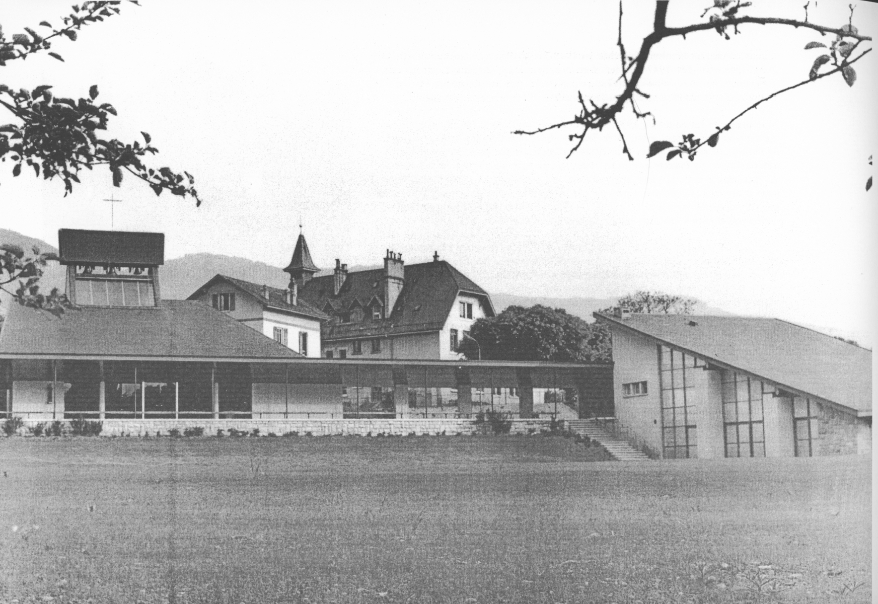 L'ensemble paroissial dans les années 60, avec l'ancienne cure et l'ancienne école