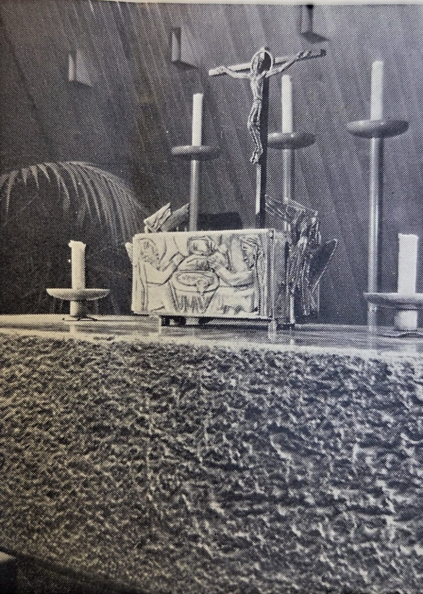 l'autel en granit du Tessin et le tabernacle réalisé par M. Feuillat