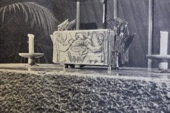 l'autel en granit du Tessin et le tabernacle réalisé par M. Feuillat