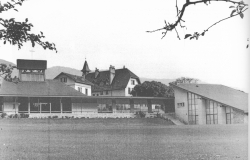 L'ensemble paroissial avec l'ancienne cure et l'ancienne école